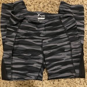 black camo cropped - old navy